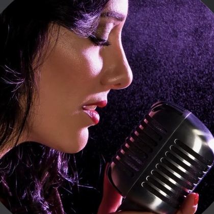 Samantha Emme, cantante, mentre canta al microfono