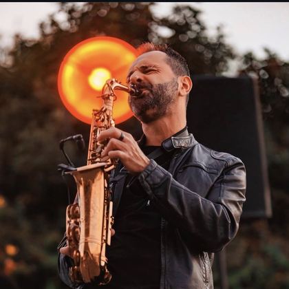 Valentino Negri, sassofonista, mentre suona il sax dal vivo